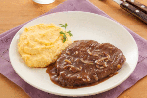 Bife acebolado com purê de batata