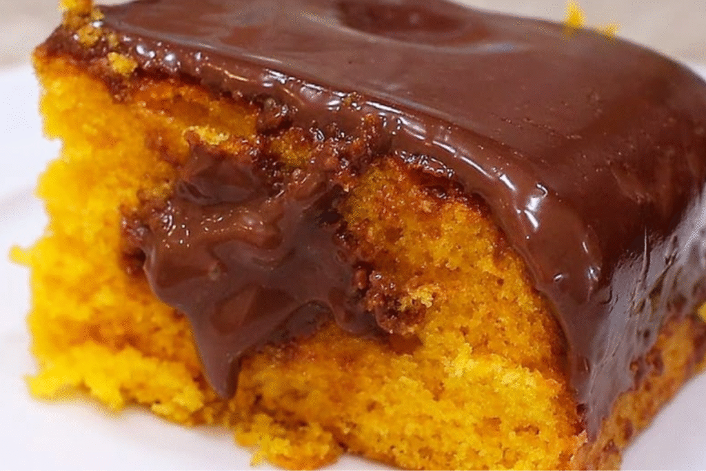 bolo de cenoura com cobertura de chocolate