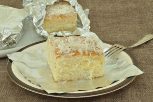 bolo gelado de coco embrulhado